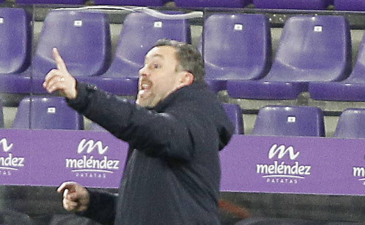 Sergio González imparte indicaciones durante el último Real Valladolid-Valencia.