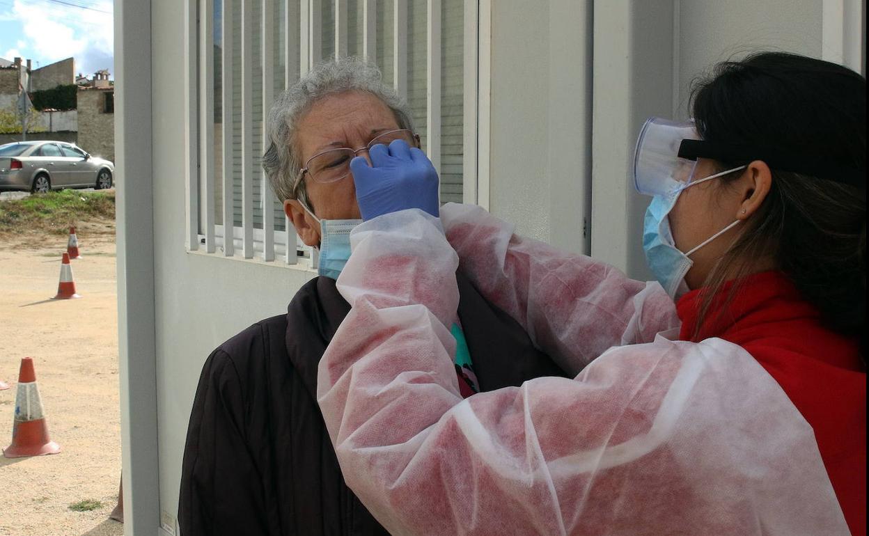 Realización de pruebas PCR en Carbonero el Mayor, provincia de Segovia. 