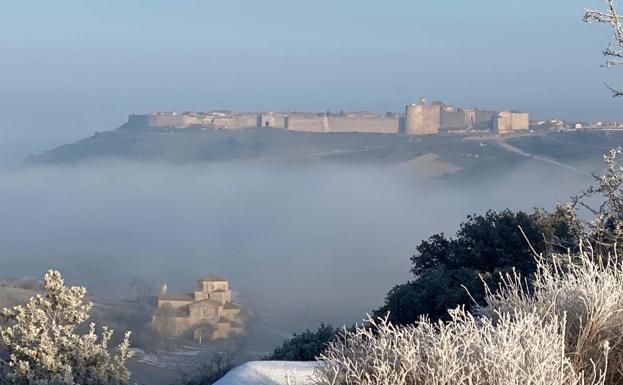 Imagen. Urueña emerge sobre la niebla durante la mañana de este jueves.