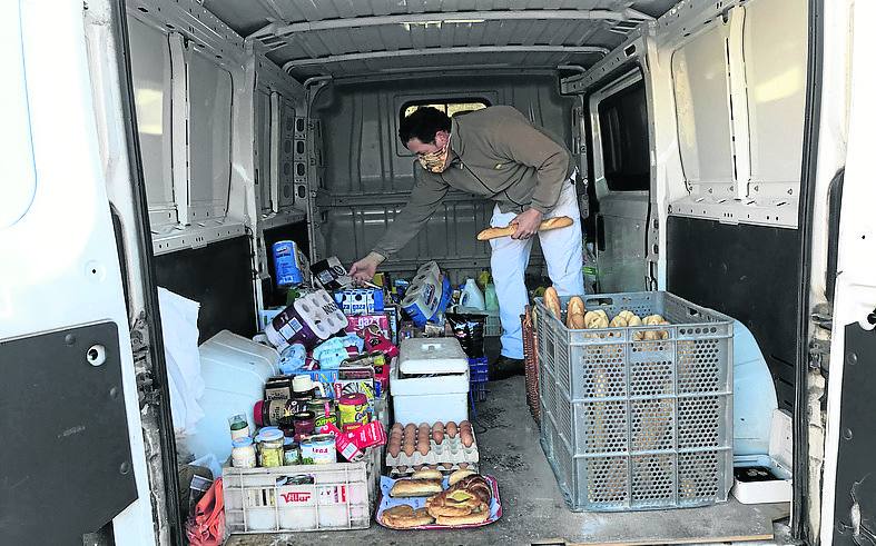 El panadero de Carpio surte de víveres a los vecinos. P. G.