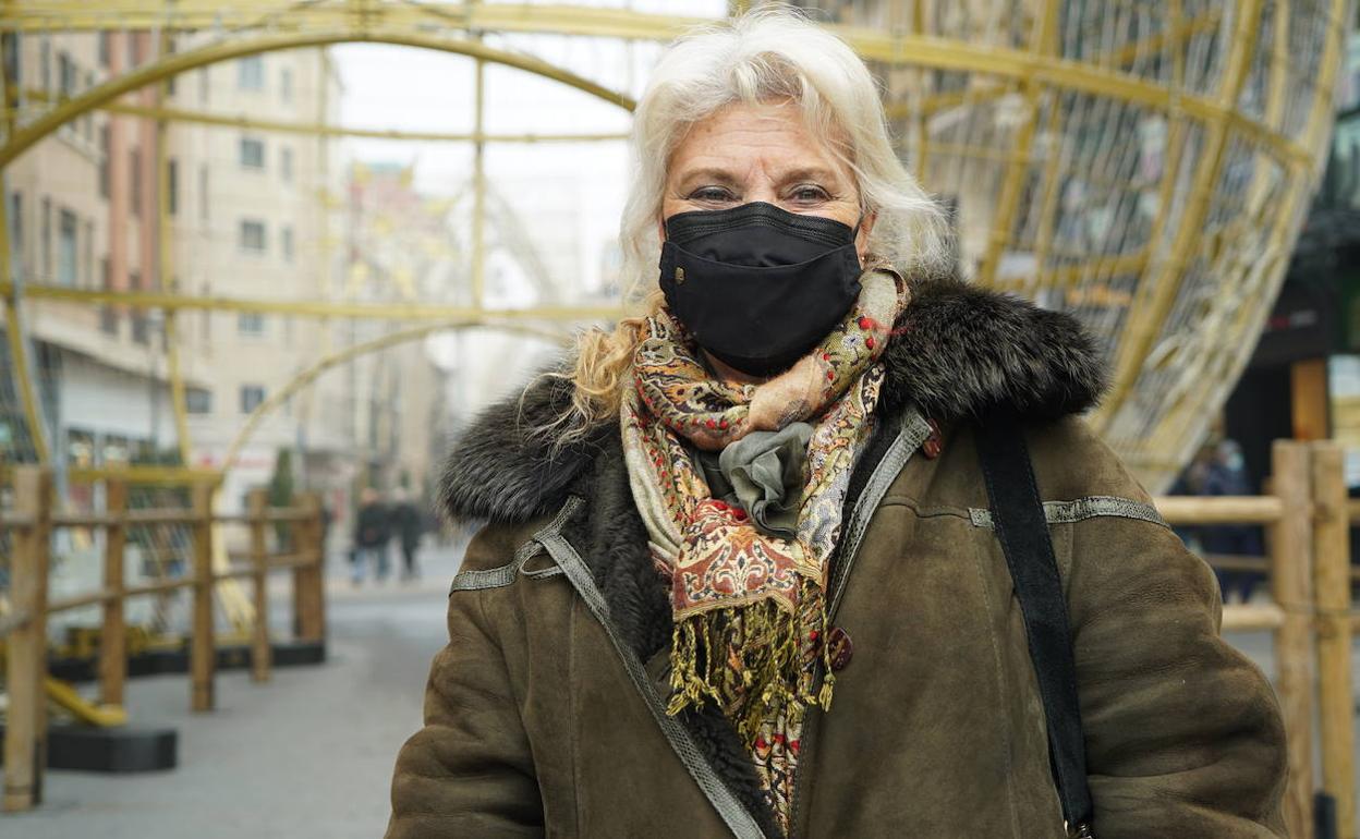 La doctora Raquel Blasco, bajo la bola de la plaza de Zorrilla. 