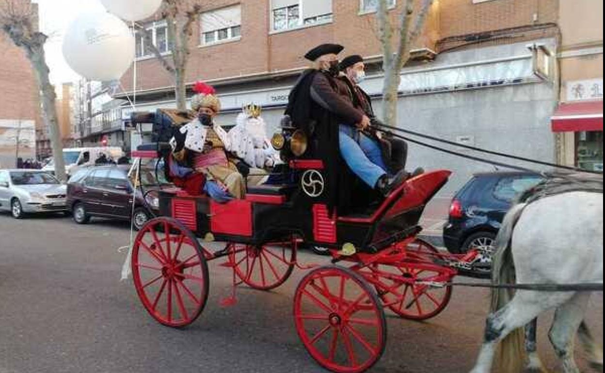 Visita de los reyes magos a la plaza de San Bartolomé, en Valladolid.