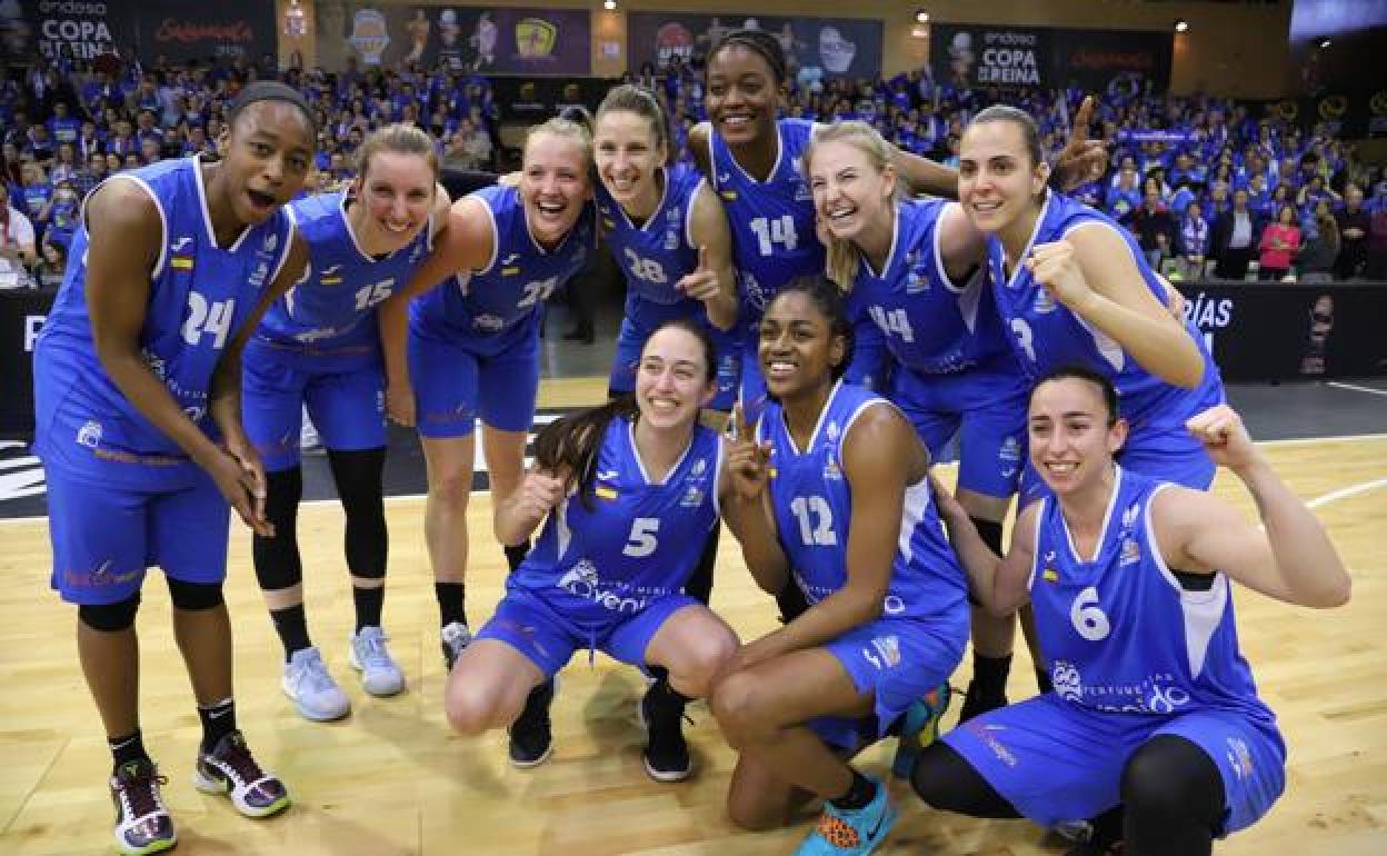 Las jugadoras de Avenida, tras ganar la pasada edición de la copa de la Reina. 