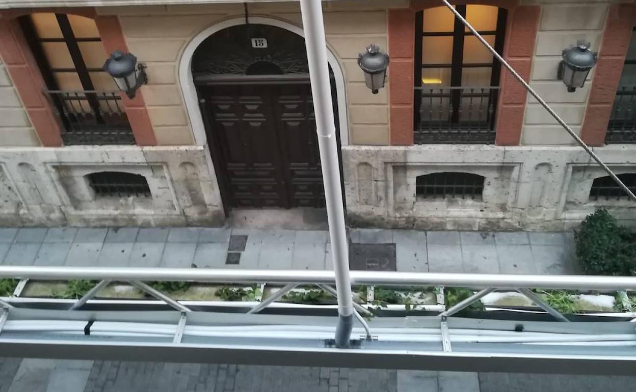 Canalón con plantas que recorre la calle Santa María.