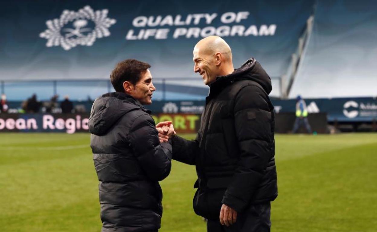 Marcelno García Toral y Zinedine Zidane se saludan, sonrientes, al término de la semifinal de la Supercopa entrre el Athletic y el Real Madrid. 