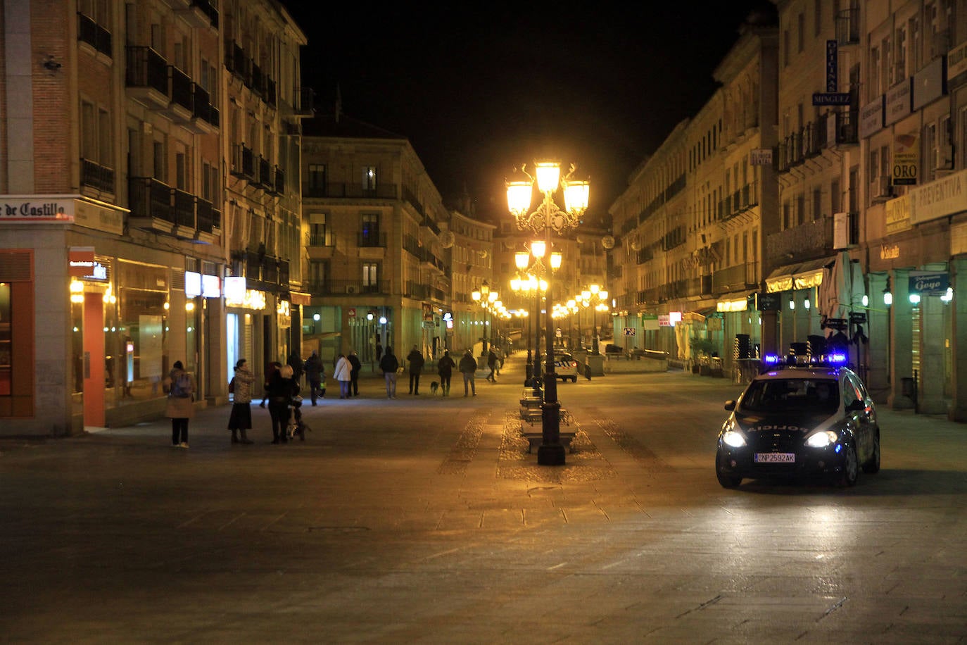 Aspecto que presentaba la ciudad unos minutos antes y después del toque de queda.