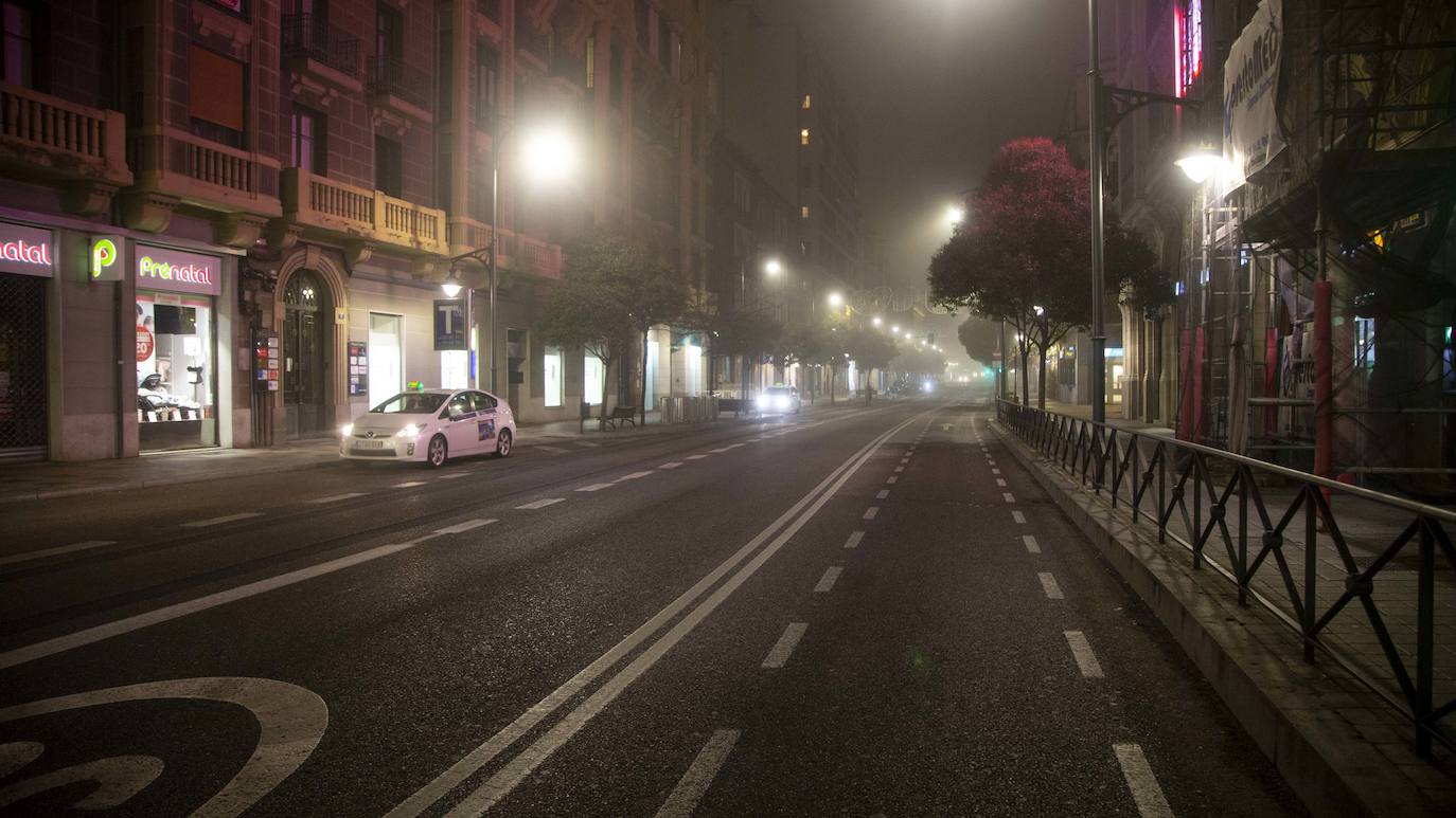 La calle Santiango, prácticamente desierta tras el toque de queda.