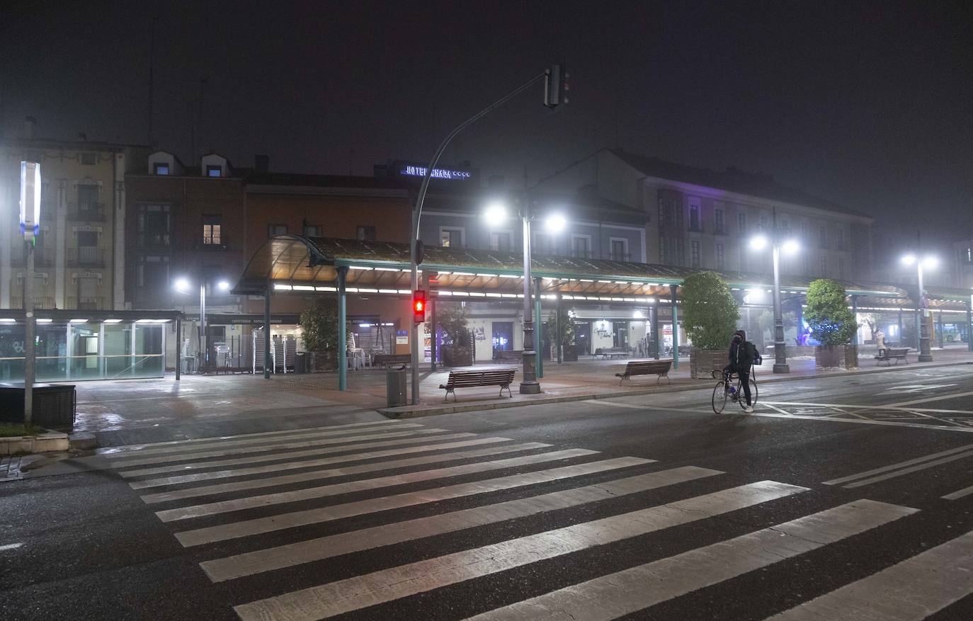 La calle Santiango, prácticamente desierta tras el toque de queda.