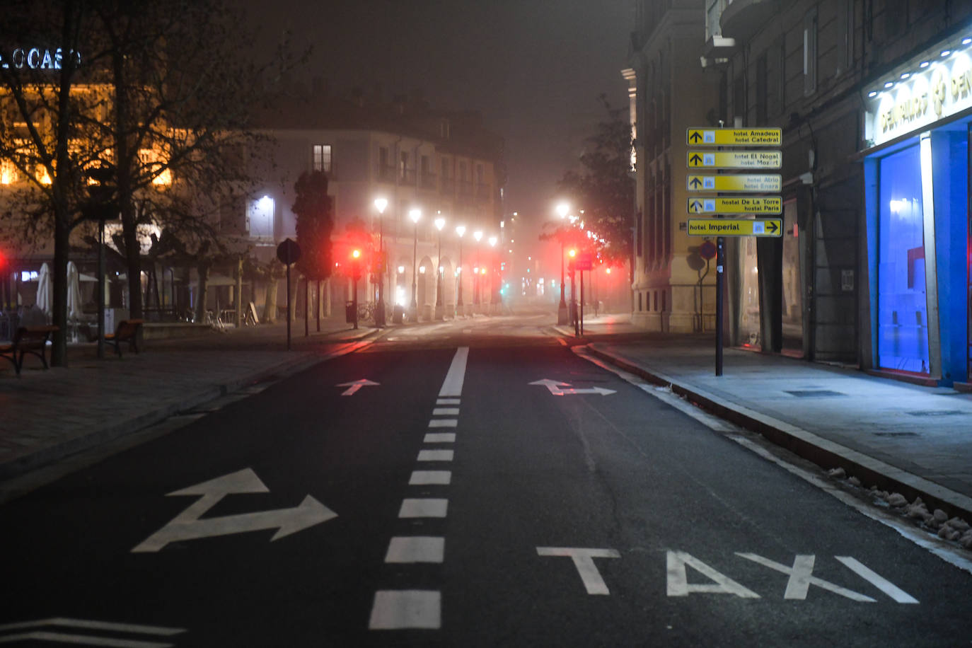 La calle Santiango, prácticamente desierta tras el toque de queda.