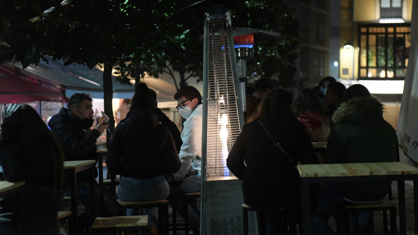 La calle Santiango, prácticamente desierta tras el toque de queda.