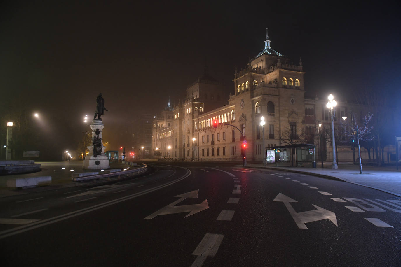 La calle Santiango, prácticamente desierta tras el toque de queda.