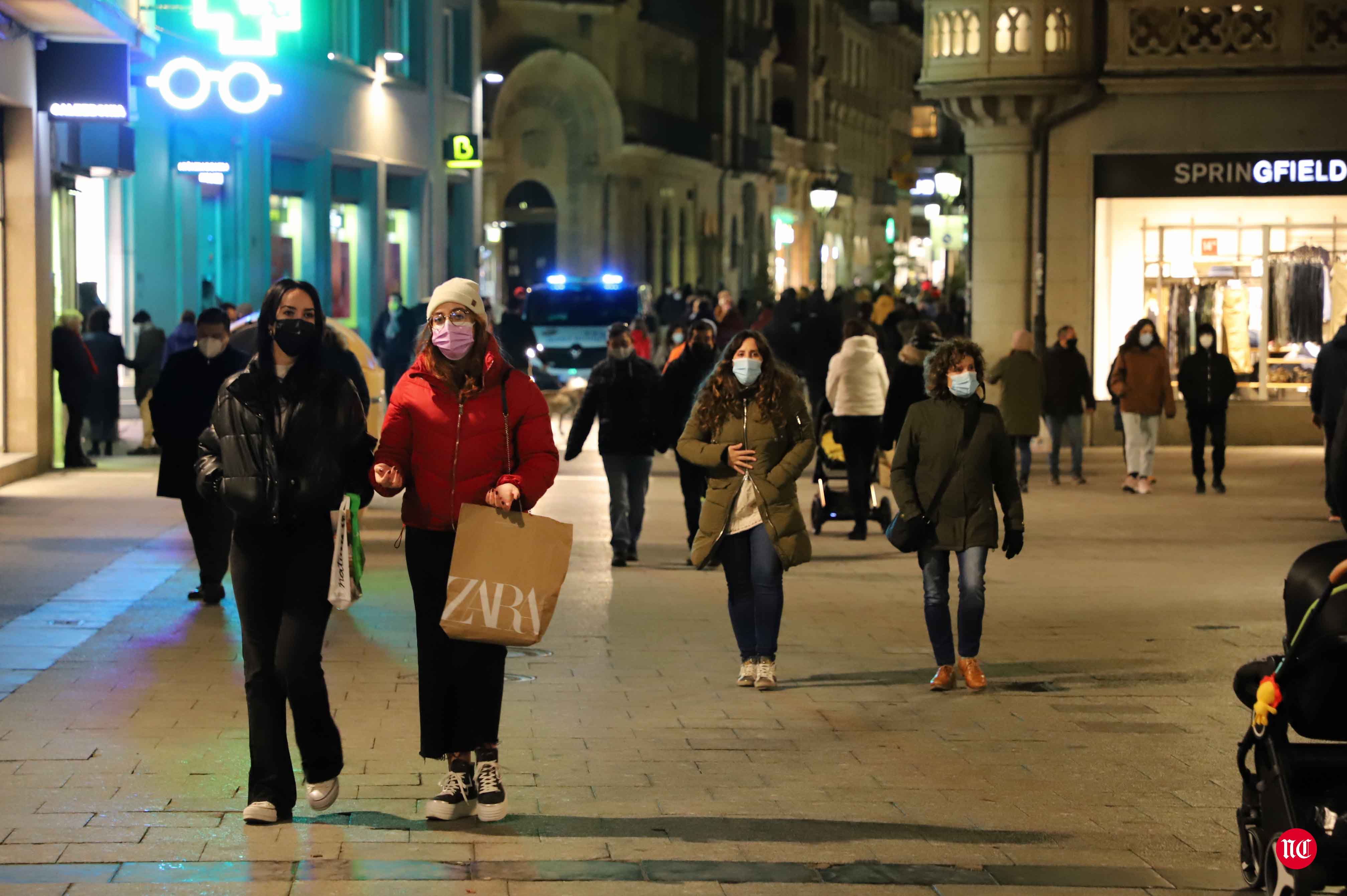 Un hostelero recoge la terraza en la Plaza Mayor de Salamanca.