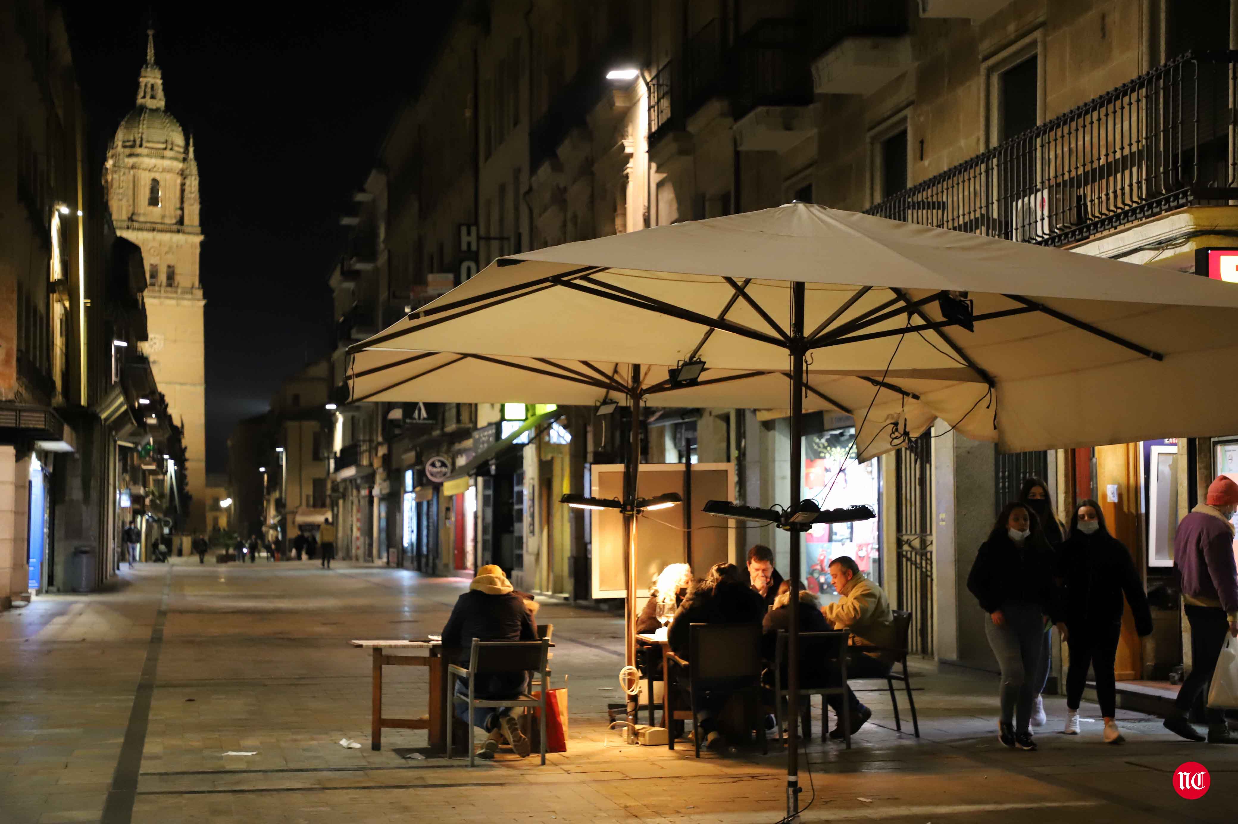 Un hostelero recoge la terraza en la Plaza Mayor de Salamanca.