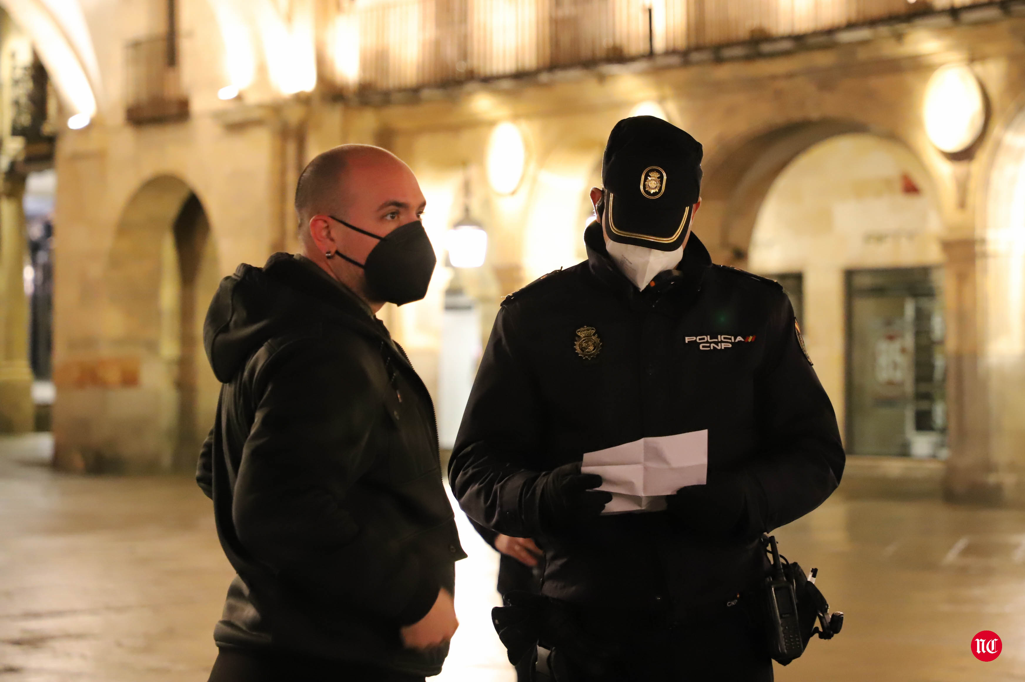 Un hostelero recoge la terraza en la Plaza Mayor de Salamanca.