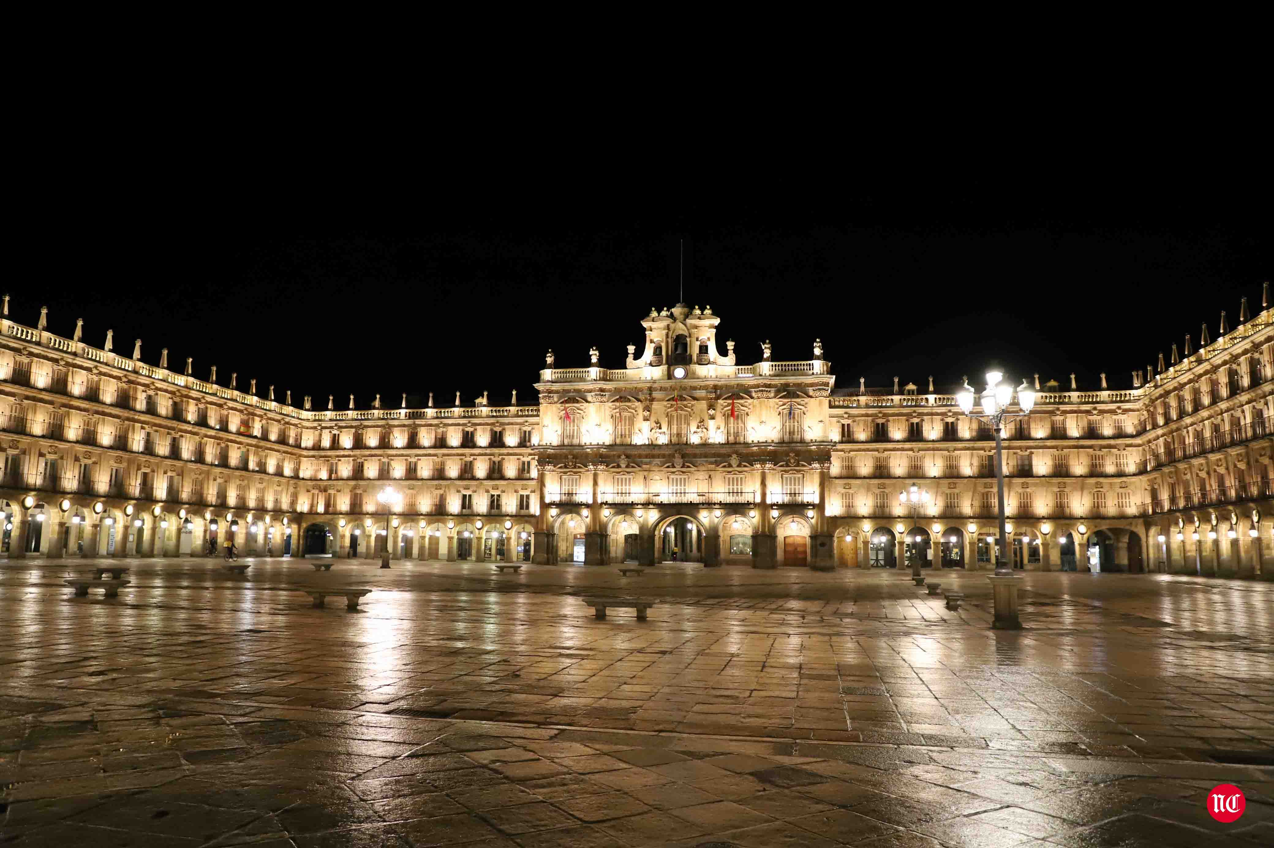 Un hostelero recoge la terraza en la Plaza Mayor de Salamanca.