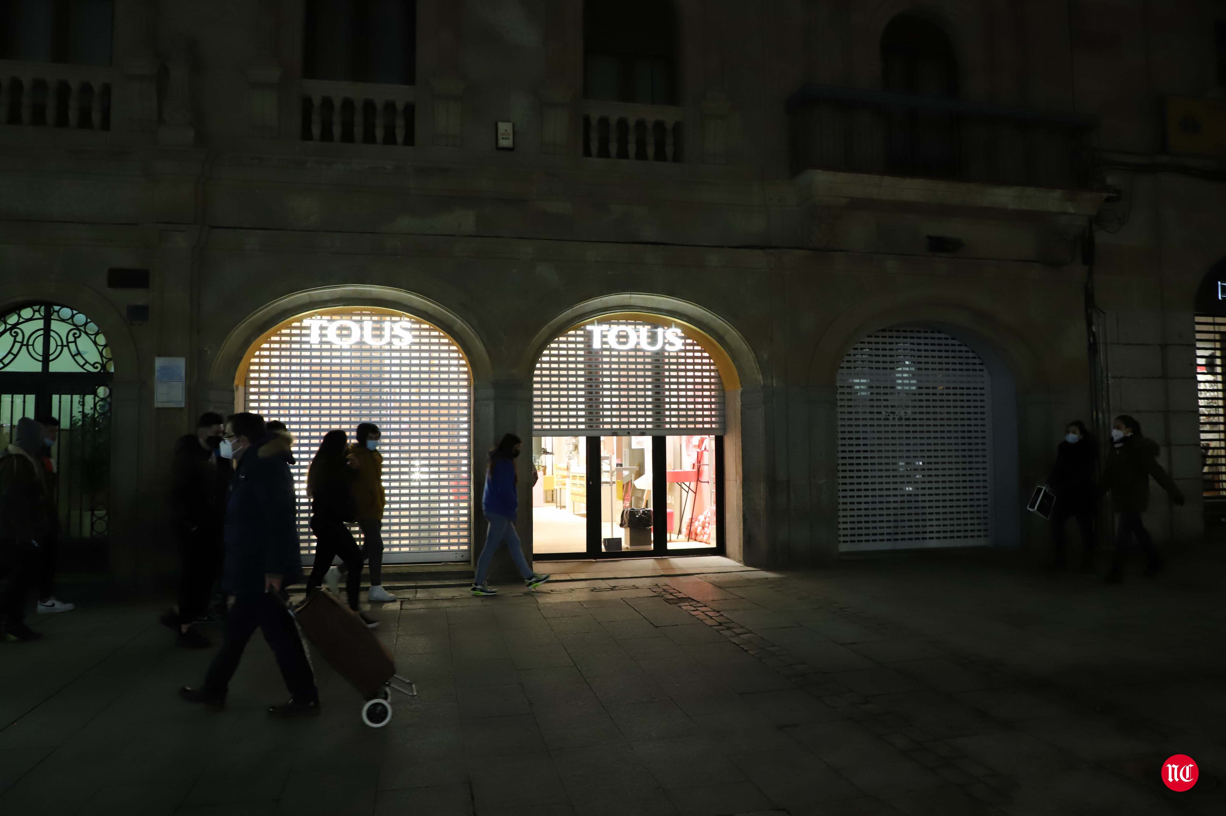 Un hostelero recoge la terraza en la Plaza Mayor de Salamanca.