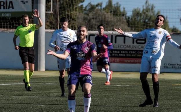 Weissman se lamenta tras una acción durante el choque copero de este sábado en el choque entre la Peña Deportiva de Ibiza y el Real Valladolid