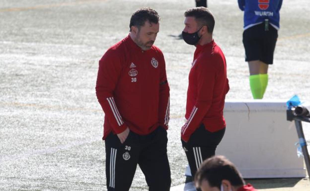 Sergio González, junto a su segundo, Diego Ribera, durante la eliminatoria entre la Peña Deportiva y el Real Valladolid.