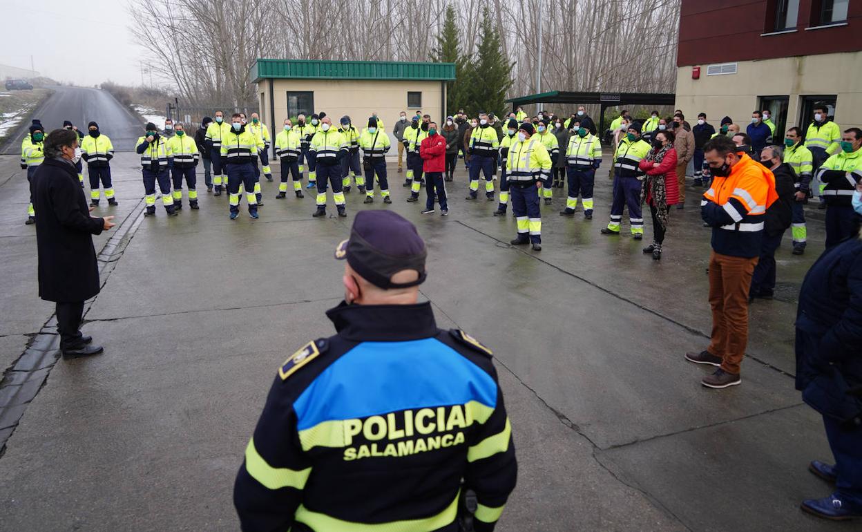 El alcalde se dirige al personal de limpieza, bomberos y Policia Local. 