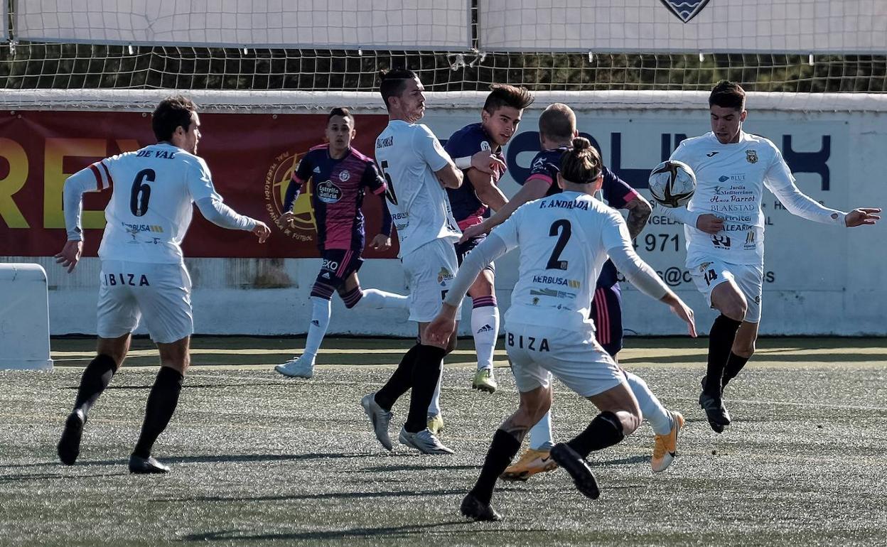 Zalazar y Benito pelean por un balón rodeados de contrarios. 