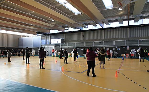 Aspecto del interior del pabellón de La Lastrilla durante el cribado.