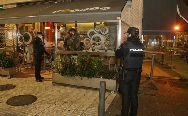 Las fuerzas de seguridad hacen cumplir el toque de queda en Valladolid sin intención de multar