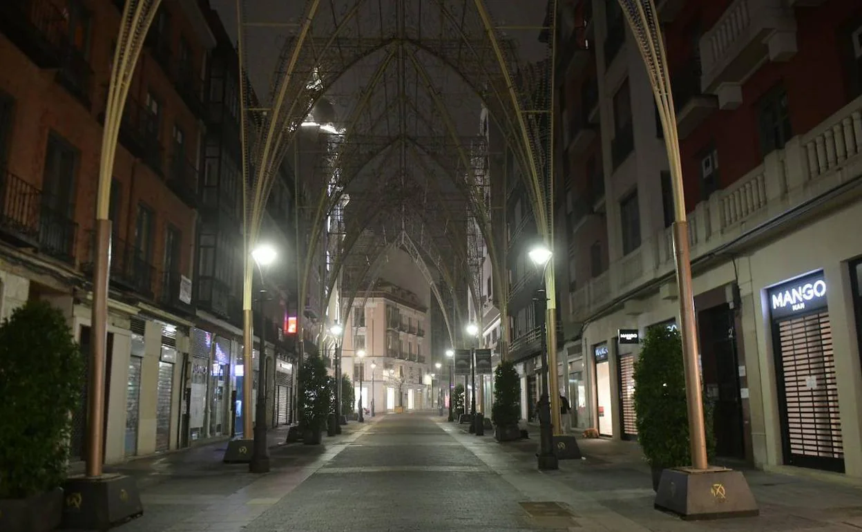 La calle Santiago de Valladolid, minutos después del toque de queda.