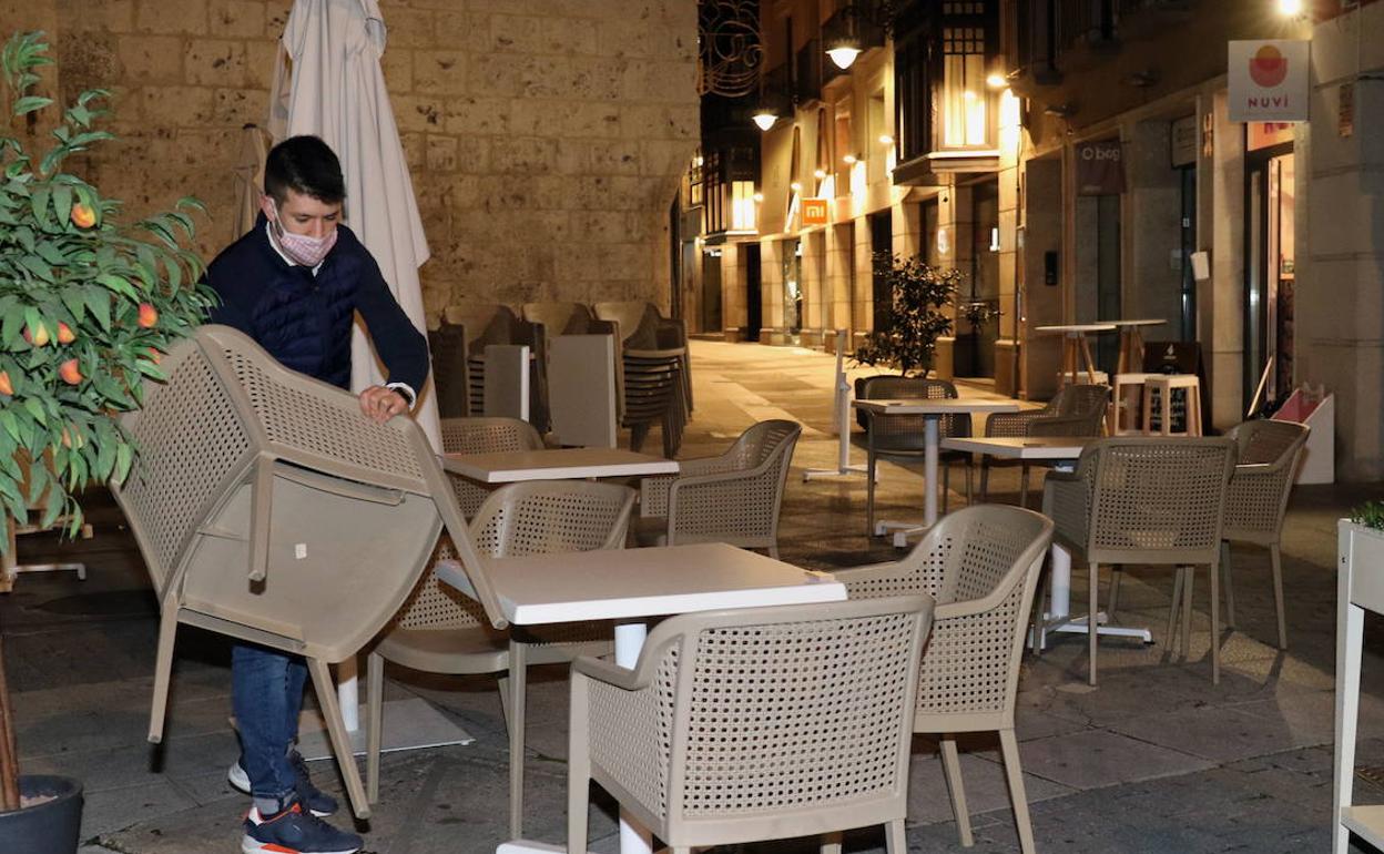 Recogida de una terraza del centro de Valladolid durante el primer día de aplicación del anterior toque de queda, el 24 de octubre de 2020.