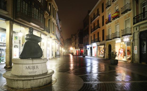 Calle Mayor vacía a las ocho y cuarto de la tarde.