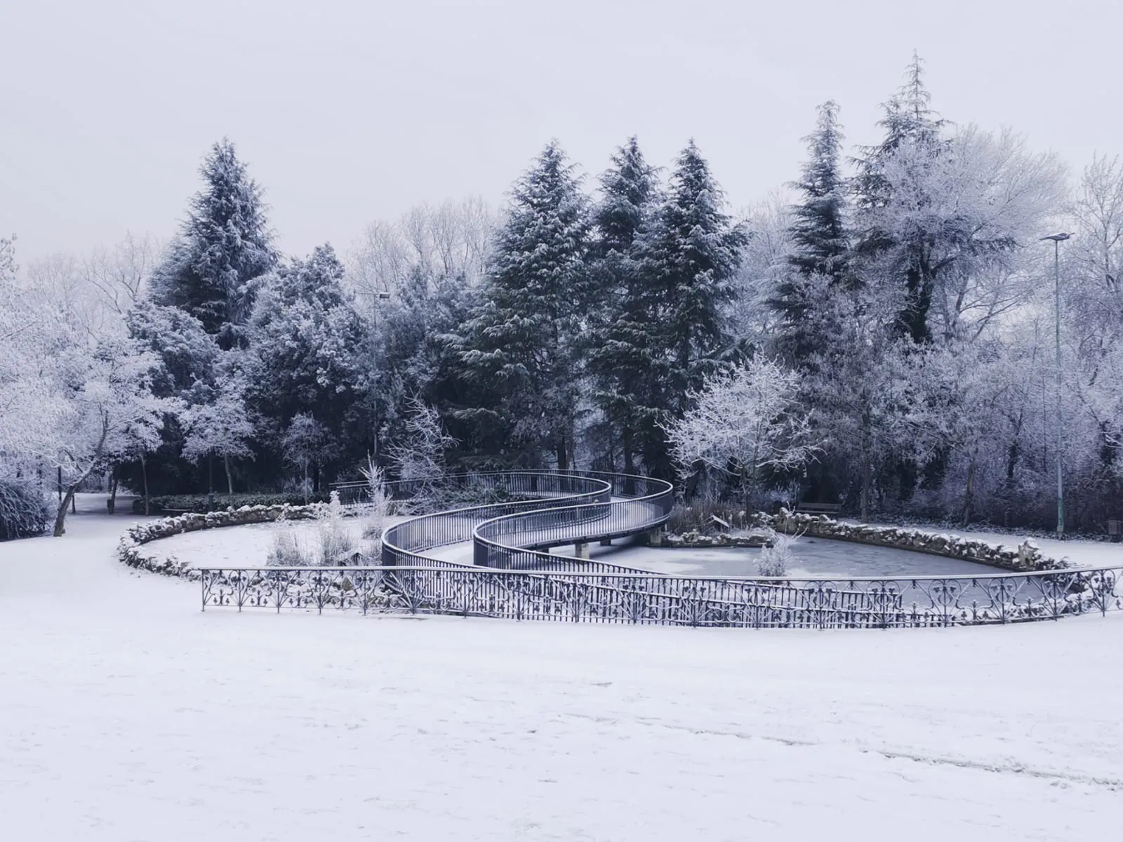 El Parque Ribera de Castilla de Valladolid amanece cubierto de nieve