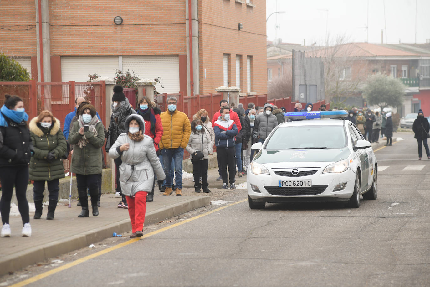 Fotos: Largas colas en Tordesillas tras el llamamiento a que los ciudadanos se sometan a un cribado masivo