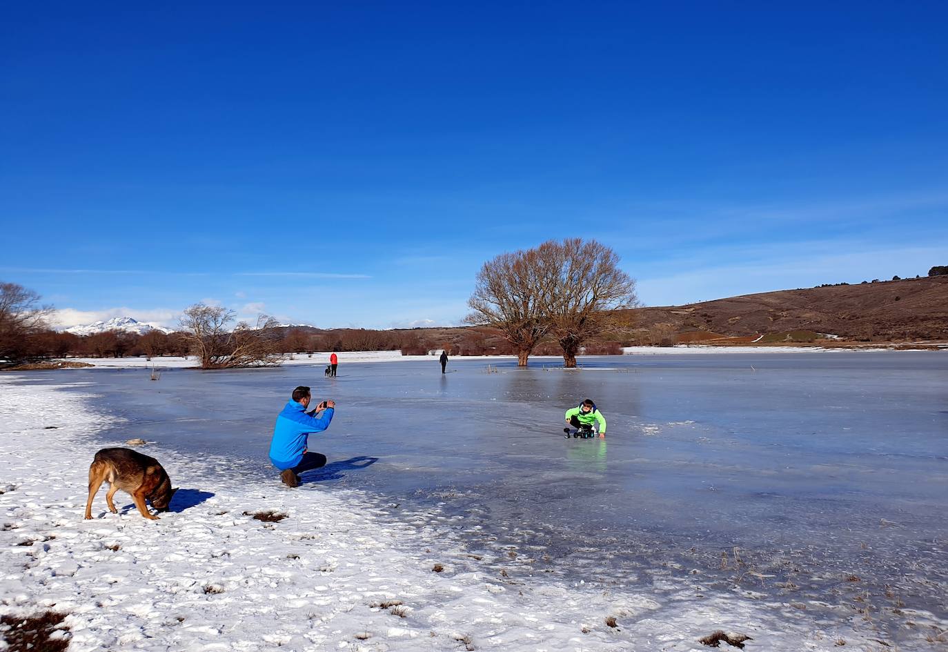 Fotos: El pantano de Aguilar se convierte en pista de patinaje