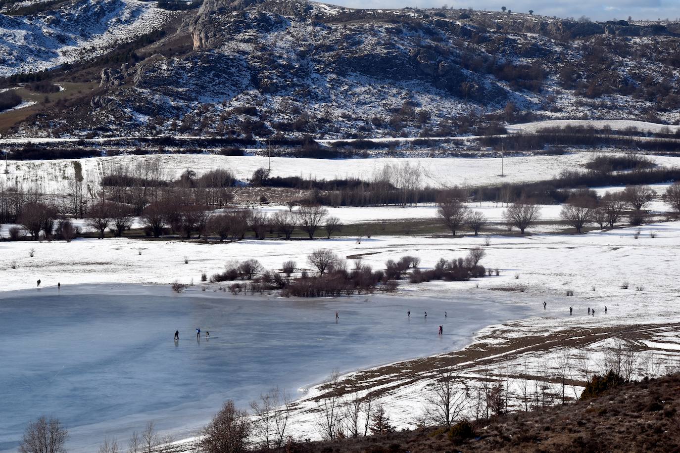 Fotos: El pantano de Aguilar se convierte en pista de patinaje