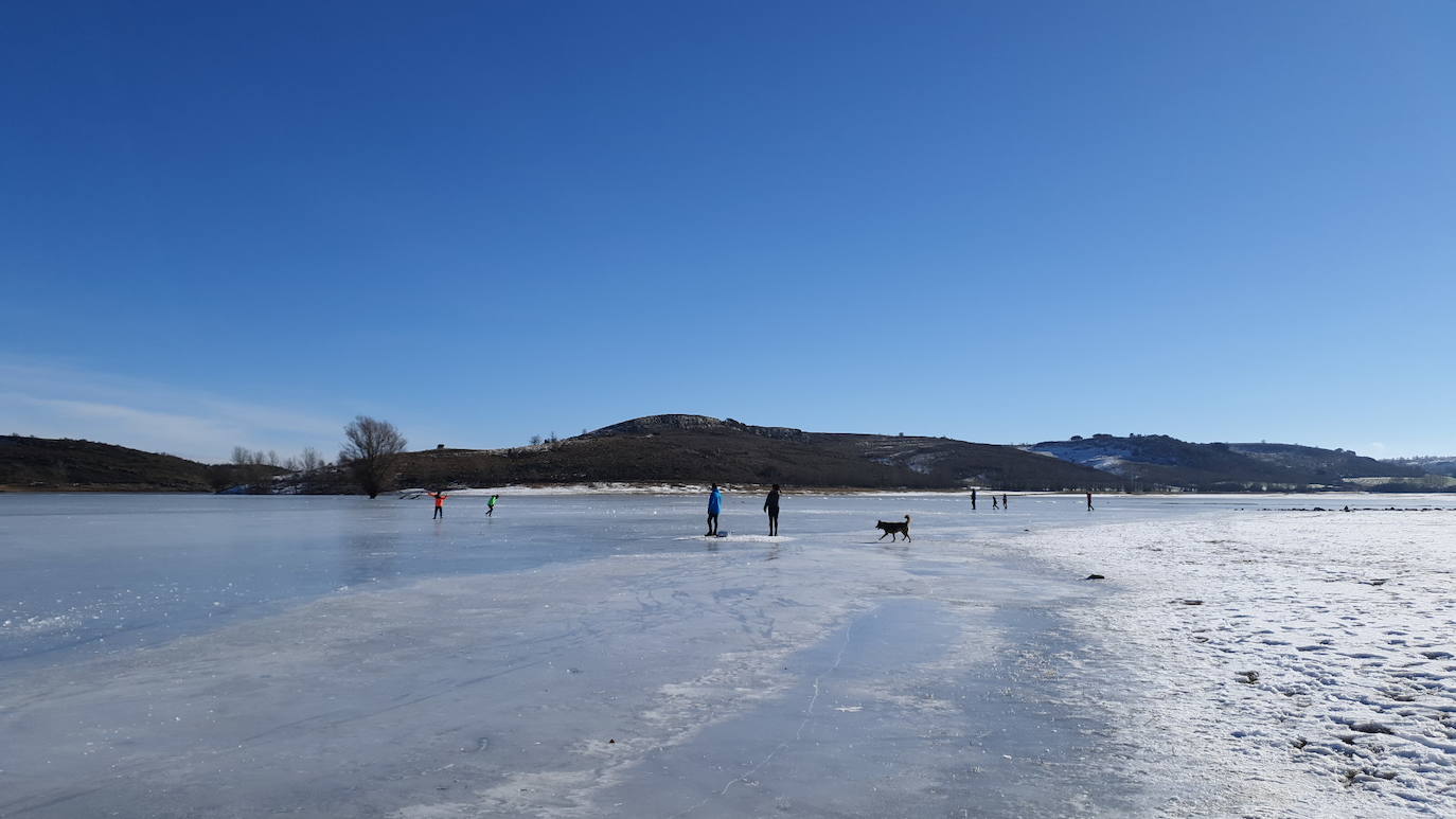 Fotos: El pantano de Aguilar se convierte en pista de patinaje