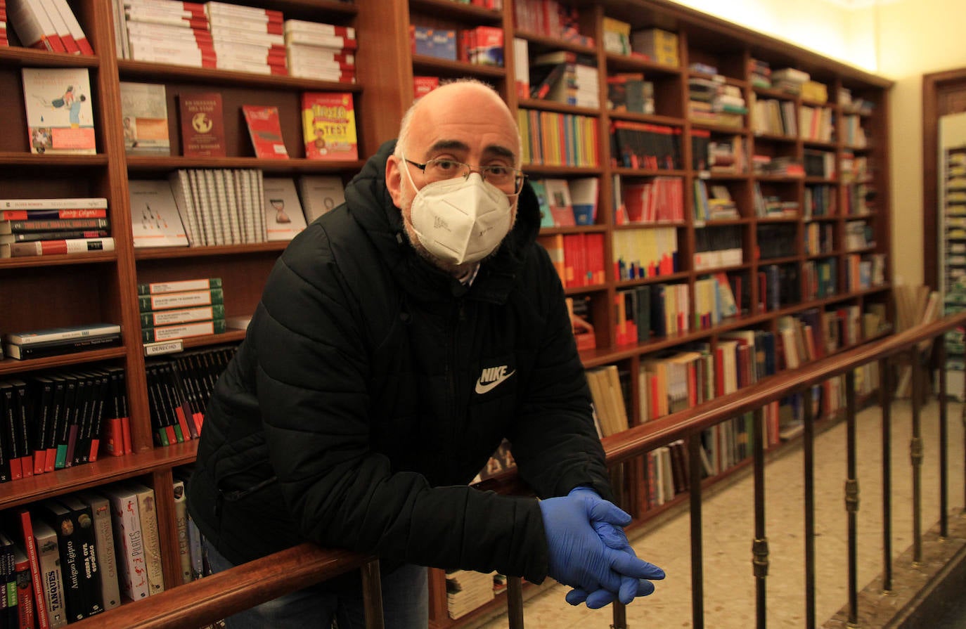 Guillermo Herrero, de la librería Cervantes. 