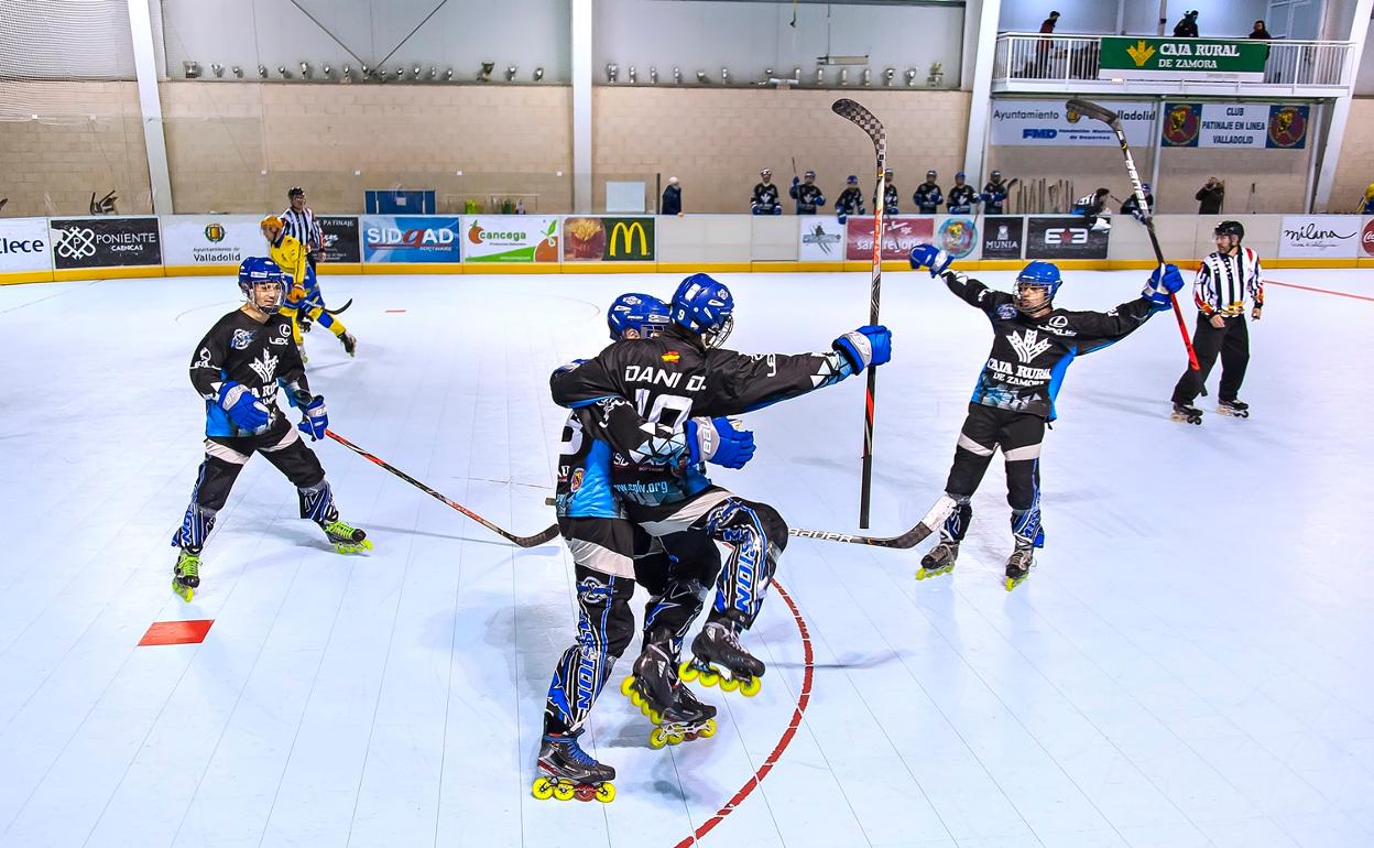 LOs jugadores del CPLV celebran el triunfo