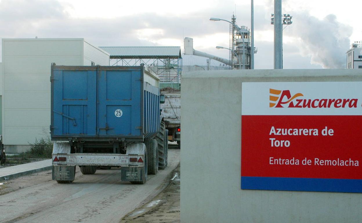 Un camión accede a las instalaciones de Azucarera en la localidad zamorana de Toro.