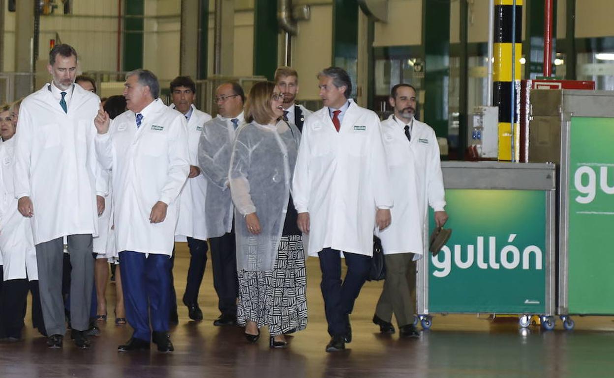 Visita del rey Felipe VI a la nueva fábrica de Galletas Gullón en Aguilar de Campoo, en mayo de 2018.