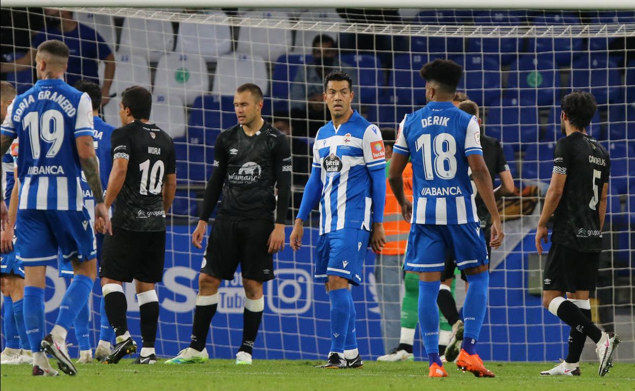 Miku, segundo por la derecha del Deportivo, no jugará con el equipo gallego en el Helmántico al estar lesionado.