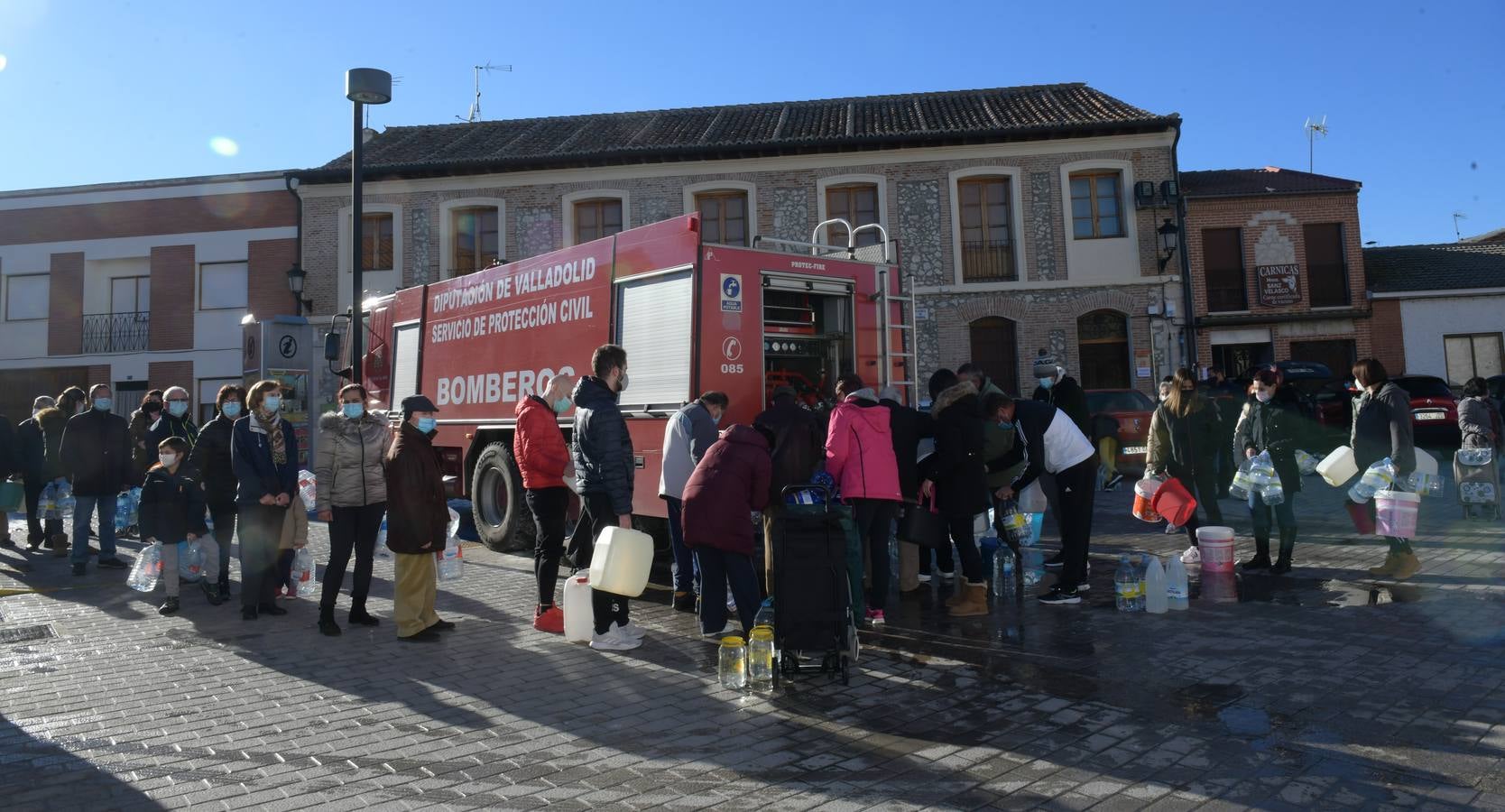 Fotos: Los bomberos reparte agua potable en Portillo