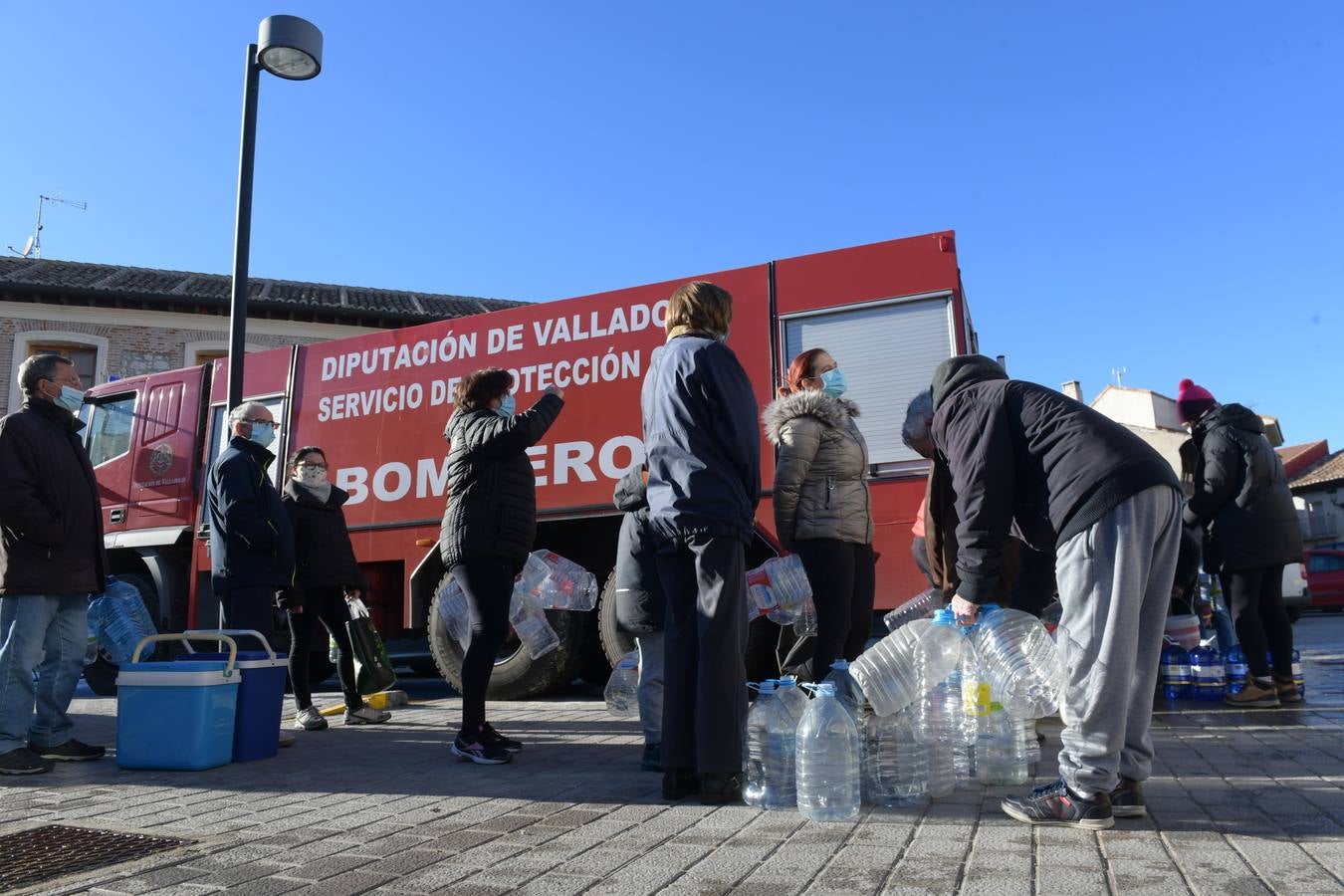 Fotos: Los bomberos reparte agua potable en Portillo