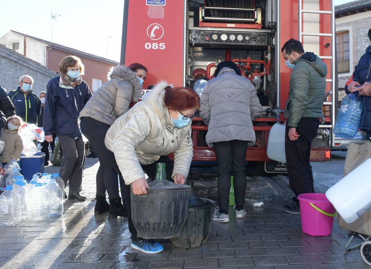 Fotos: Los bomberos reparte agua potable en Portillo