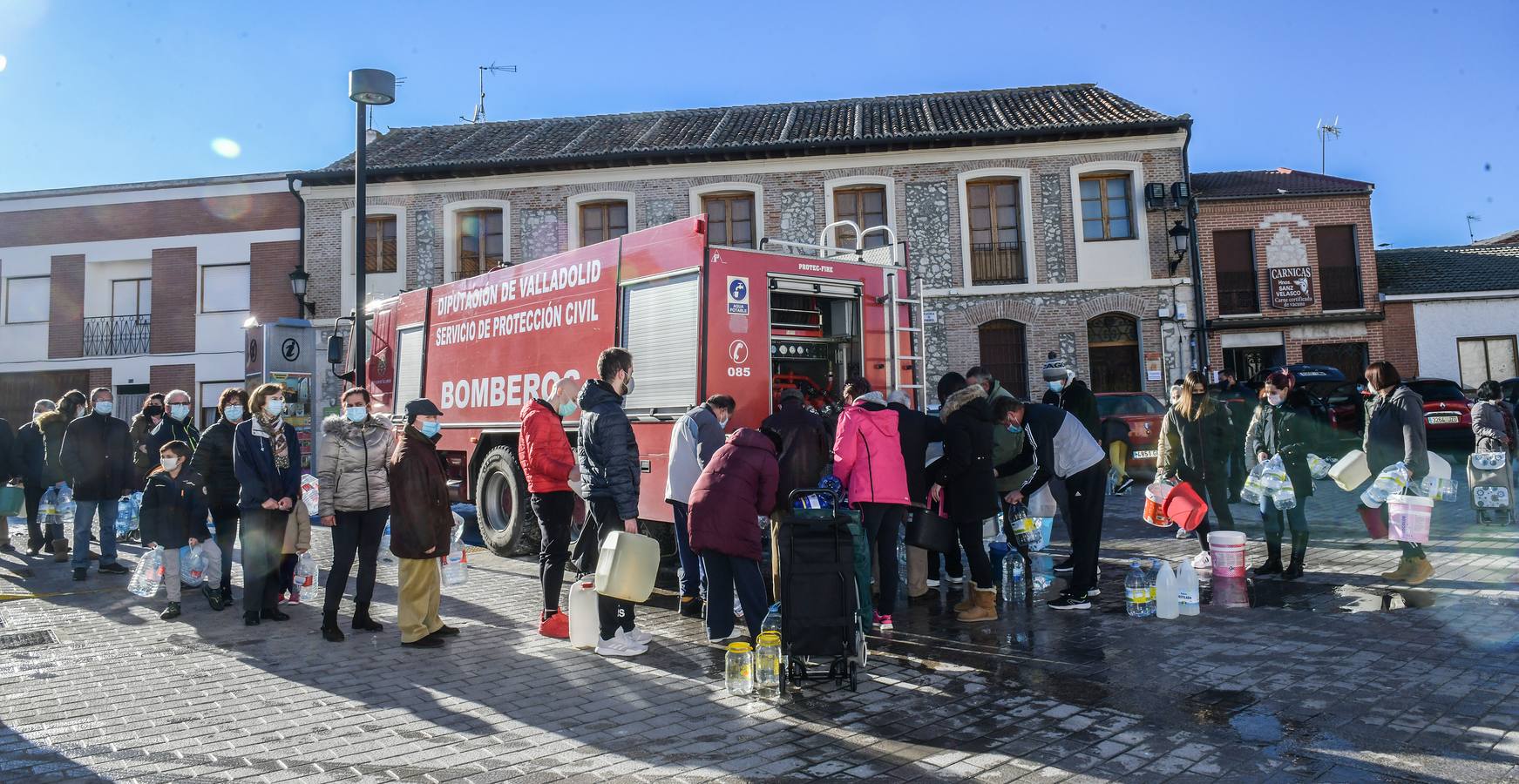 Fotos: Los bomberos reparte agua potable en Portillo