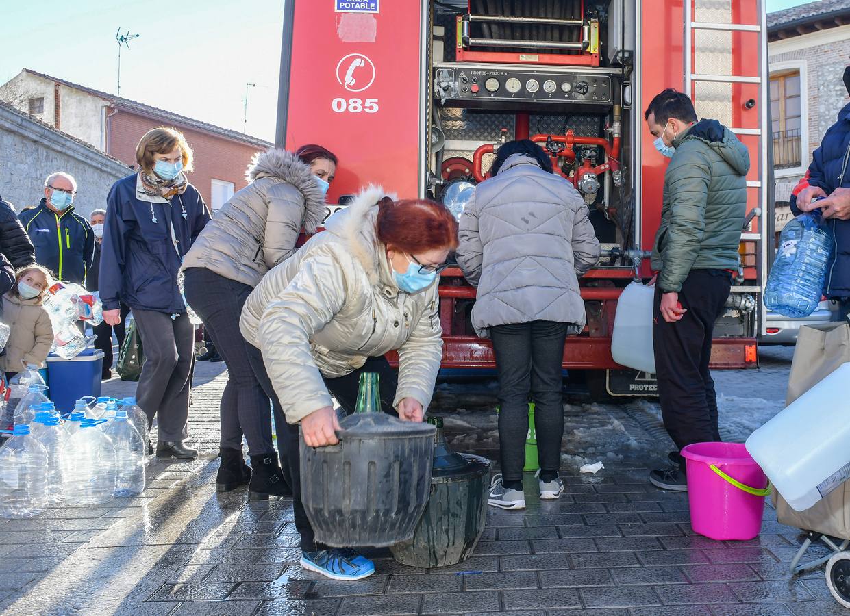 Fotos: Los bomberos reparte agua potable en Portillo