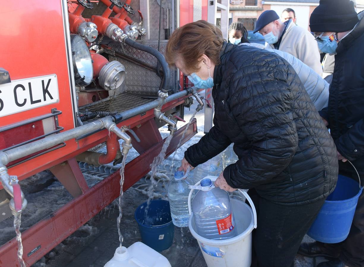 Fotos: Los bomberos reparte agua potable en Portillo