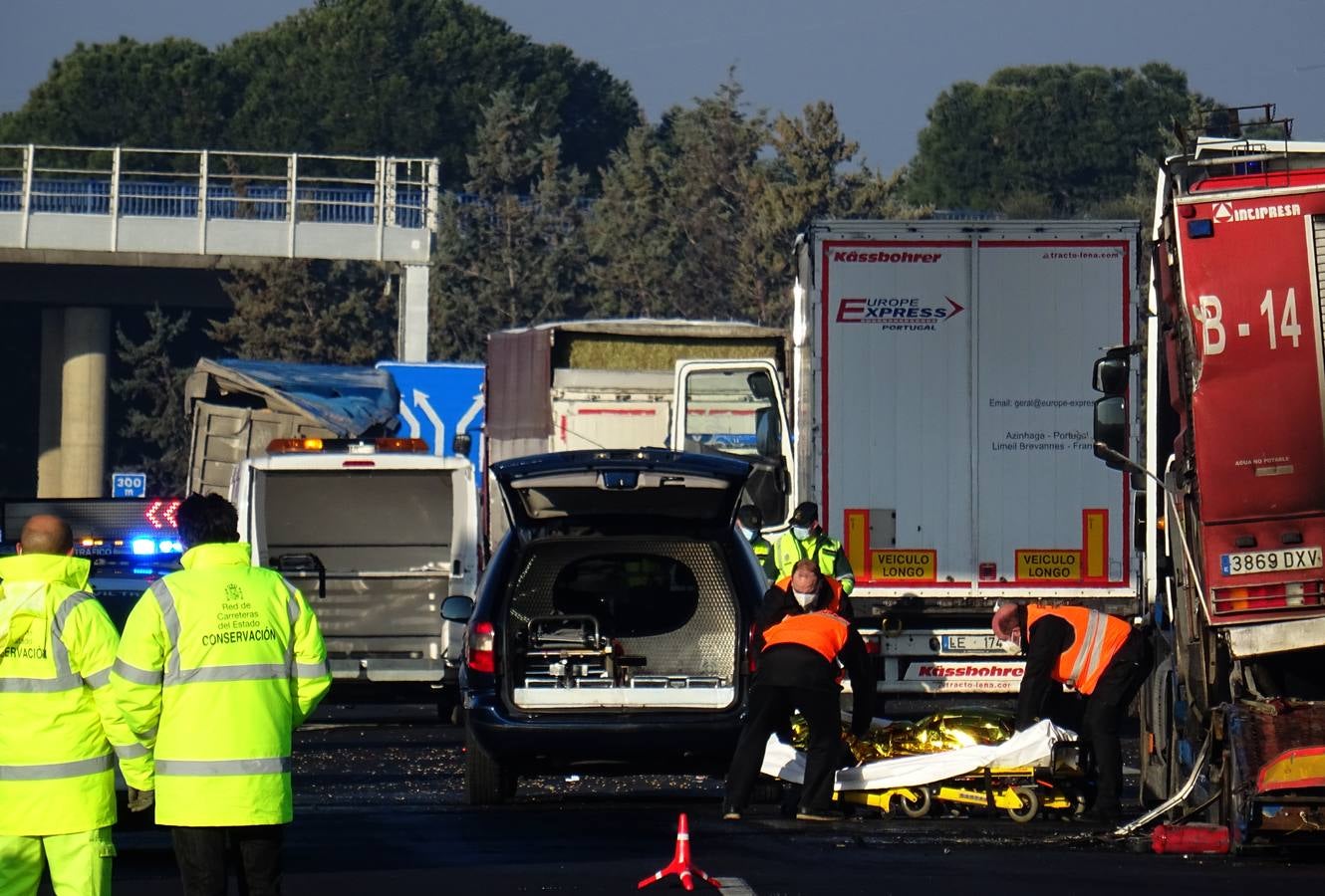 Fotos: Tres camioneros fallecidos en Tordesillas tras sufrir un atropello