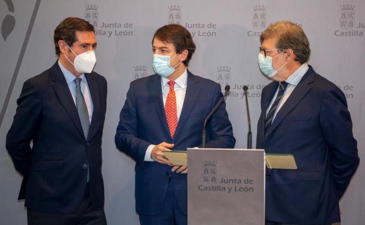 Alfonso Fernández Mañueco, entre Antonio Garamendi (i) y Santiago Aparicio, en Burgos.