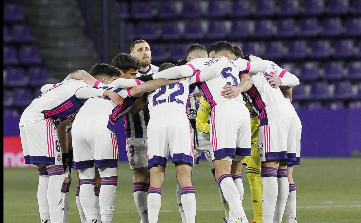 Los jugadores del Real Valladolid, antes del choque de la pasada jornada ante el Valencia en Zorrilla.