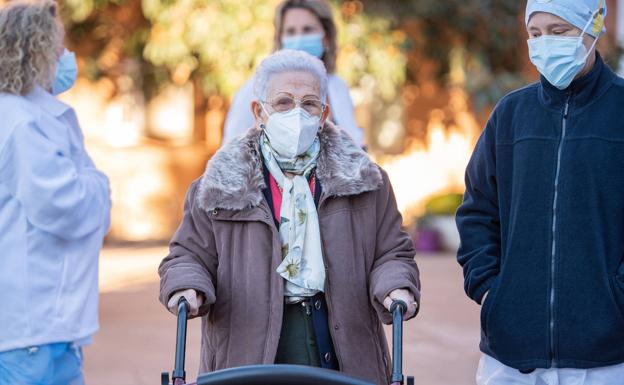 Araceli Hidalgo y Monica Tapias (dcha.), tras recibir la segunda dosis.