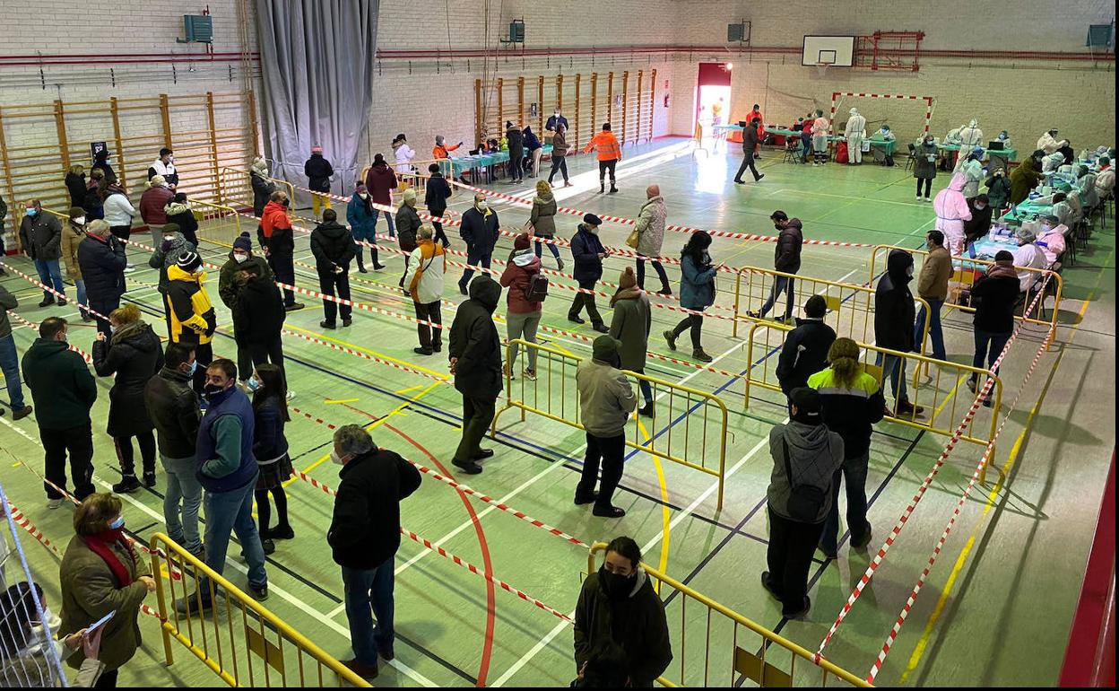 Los vecinos de Serrada esperan a hacerse el test. 